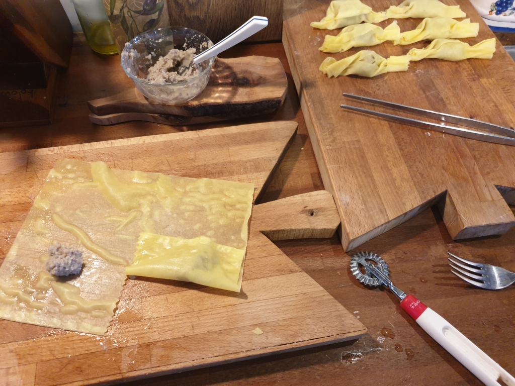 RAVIOLI Caramella ripieni di Lampredotto conditi con sugo di Roast-beef di CHIANINA - AGRICOLA VALDICHIANA RAMPI – FILOSOFIE CUCINA