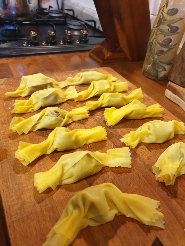 RAVIOLI Caramella ripieni di Lampredotto conditi con sugo di Roast-beef di CHIANINA - AGRICOLA VALDICHIANA RAMPI – FILOSOFIE CUCINA