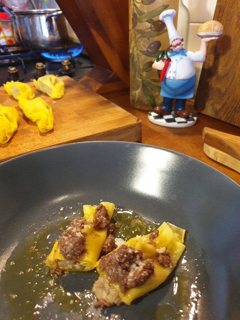 RAVIOLI Caramella ripieni di Lampredotto conditi con sugo di Roast-beef di CHIANINA - AGRICOLA VALDICHIANA RAMPI – FILOSOFIE CUCINA